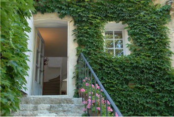 Petite Source : Vue de l'entrée de l'appartement d'Hotes (en haut des escaliers)